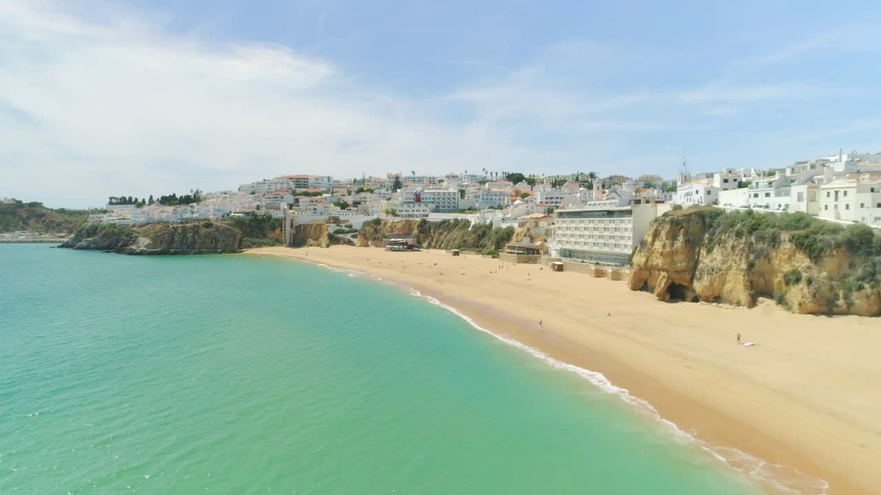 Luftaufnahme des Strandes von Albufeira Old Town und der Algarve-Küste