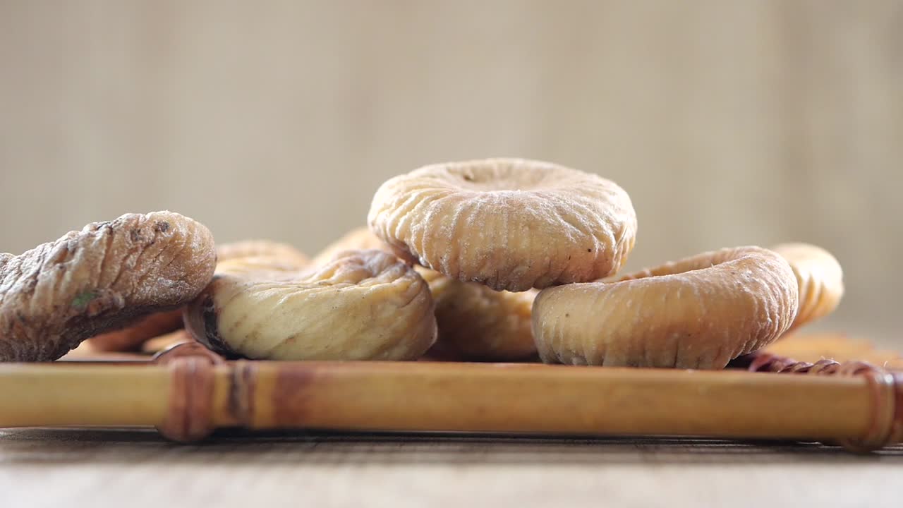 대나무 트레이 에 은 무화과