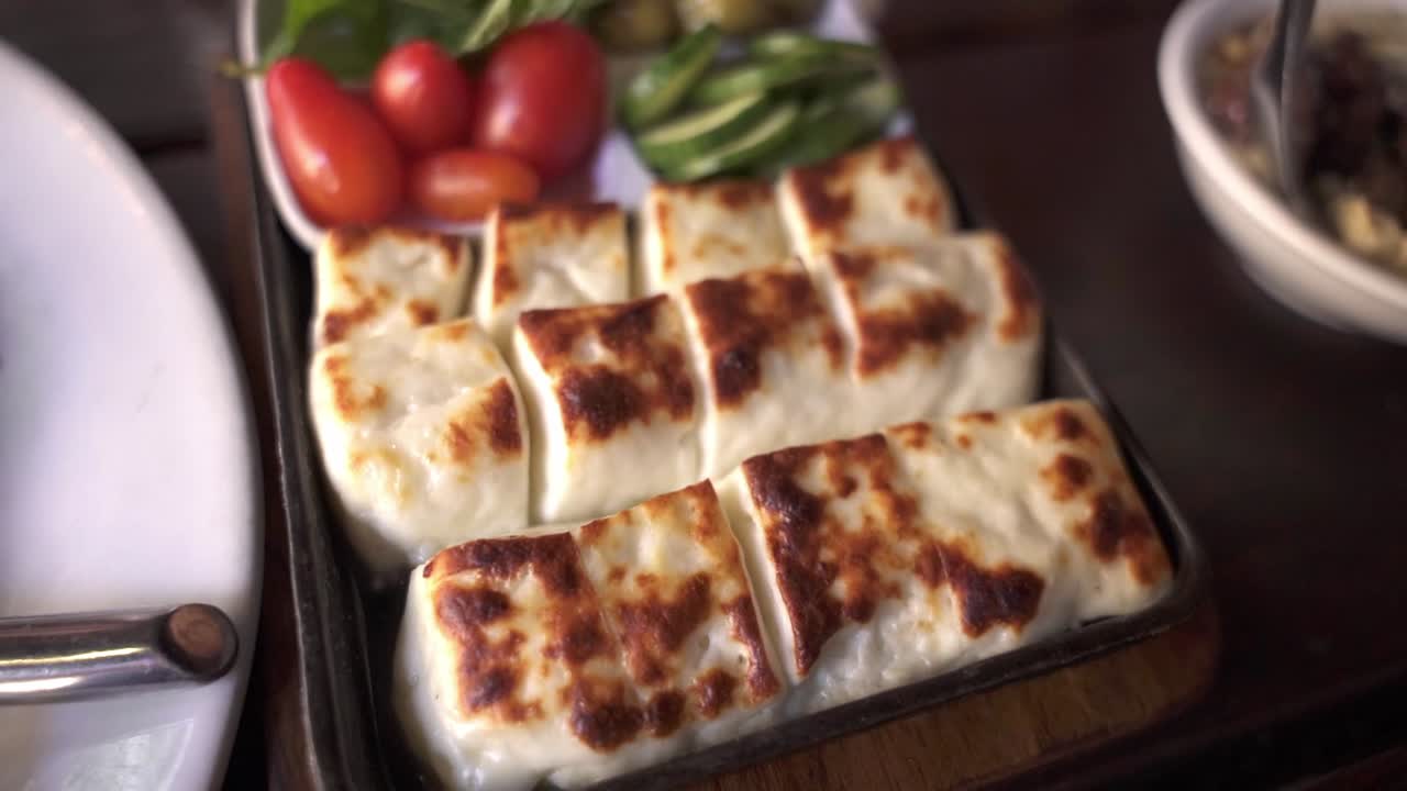 맛있는 그릴 치즈와 신선한 채소가 레스토랑에서 테이블에 제공됩니다.