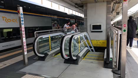 hombre llevando una caja en la escalera mecánica del metro en florencia