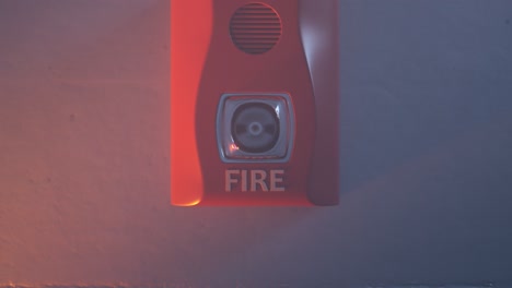 Alarma-Contra-Incendios-Roja-Con-Sonido-Y-Luz-Estroboscópica-Montada-En-Una-Pared-Como-Parte-Del-Sistema-De-Alarma-Contra-Incendios.-Luz-Brillante-Intermitente,-La-Alarma-Se-Activa-Durante-Un-Incendio-En-La-Habitación.-Alerta-En-Caso-De-Situación-Peligrosa.