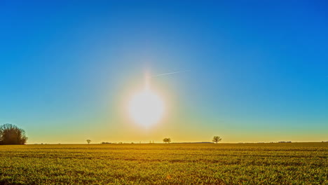 los tonos tranquilizadores del cielo al anochecer, el lapso de tiempo del paisaje dorado en letonia