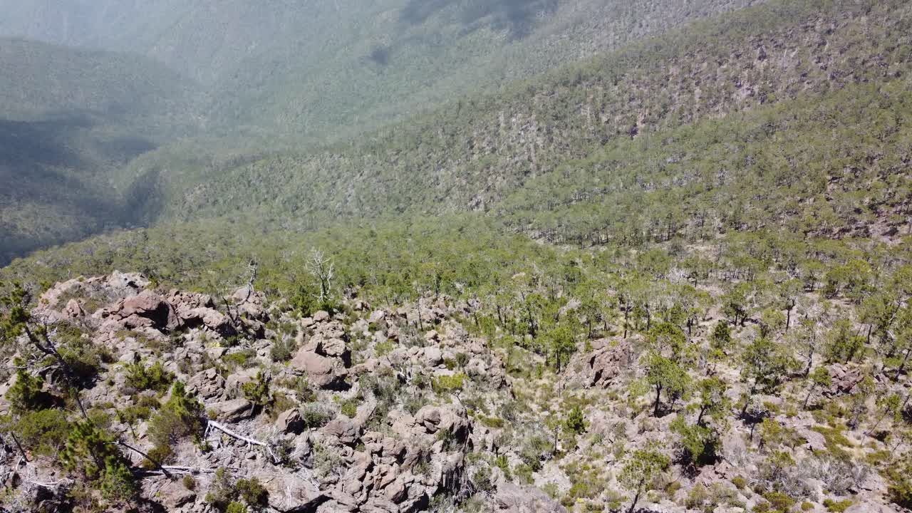 vista de avión no tripulado volando desde la cumbre de pico duarte en la cordillera central de la república dominicana
