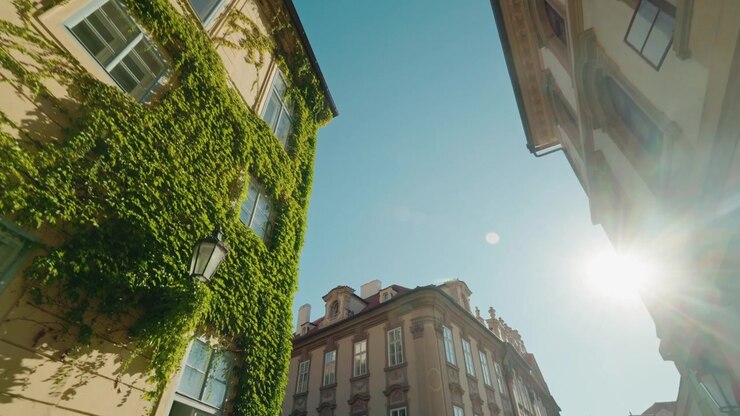Vista de baixo da arquitetura histórica de Praga em uma rua estreita