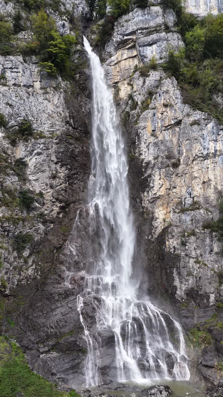 Potente cascata di Seerenbach che scende a picco da scogliere rocciose vicino a Walensee, a Betlis, in Svizzera