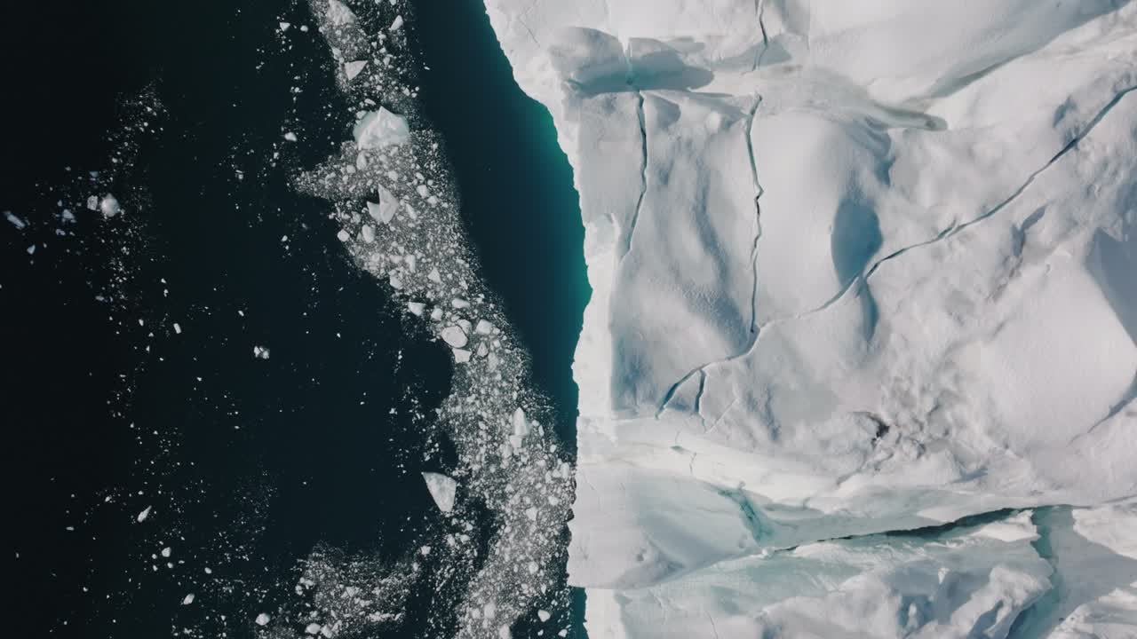 ilulissat icefjord의 바다와 얼음 위의 드론
