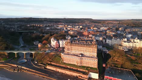 Vista-Aérea-Superior-Del-Hermoso-Gran-Hotel-Durante-El-Verano-En-Scarborough-North-Yorkshire,-Reino-Unido,-Con-La-Ciudad-Al-Fondo