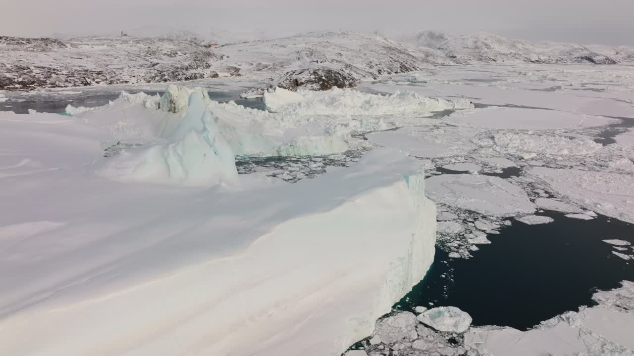 ilulissat icefjord의 바다와 얼음 위의 드론