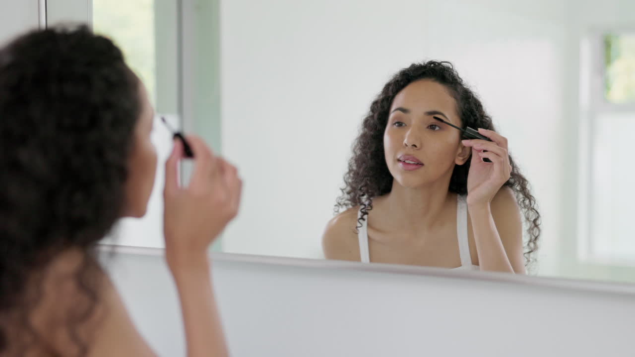 mujer, belleza y maquillaje con máscara para el cuidado de la piel