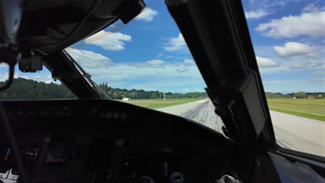 Immersive-Piloten-POV-In-Echtzeit,-Gesehen-Vom-Piloten-Eines-Jets,-Der-Von-Einer-Kurzen-Startbahn-Abhebt