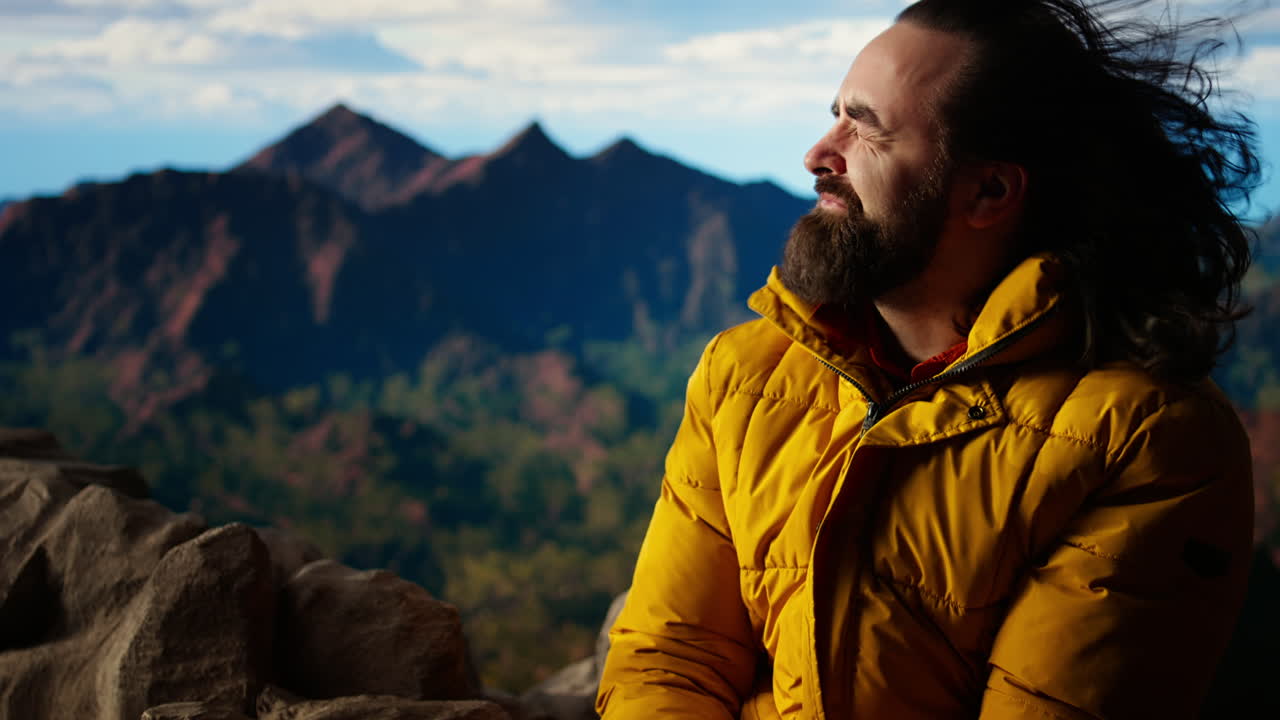 buscador de aventuras luchando con vientos fríos extremos en un pico de montaña