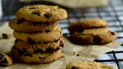 galletas de chocolate y un vaso de leche para el desayuno. 4k primer plano