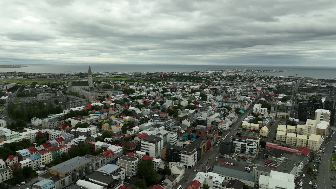 아이슬란드 레이크야비크 수도 구름이 많은 날에 주거 주택 위에서 공중 촬영
