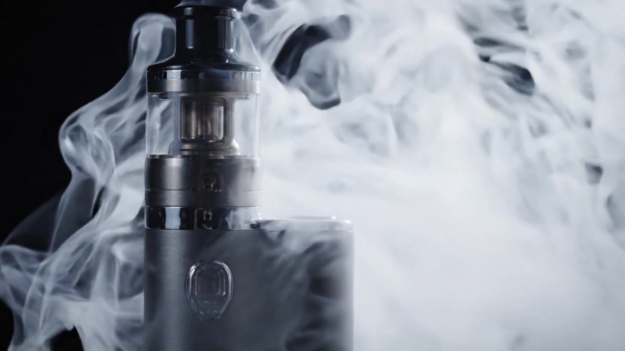 Fesselnde Präsentation eines eleganten Vape-Geräts, umgeben von zarten Dampfwolken, perfekt für Enthusiasten und Liebhaber moderner Raucher-Alternativen