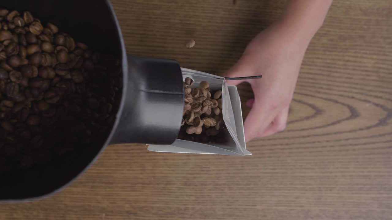 커피콩을 가방에 넣고