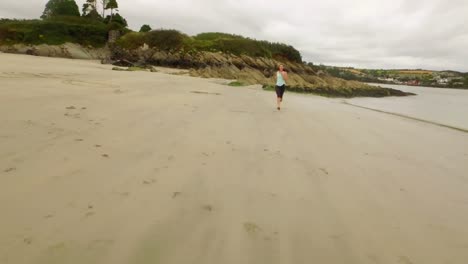 Fitte-Frau-Läuft-Auf-Dem-Sand