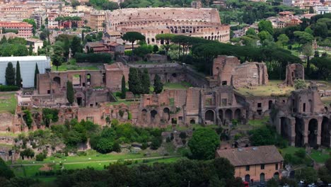 Se-Revela-La-Histórica-Colina-Palatina-Con-El-Coliseo-Romano-Al-Fondo