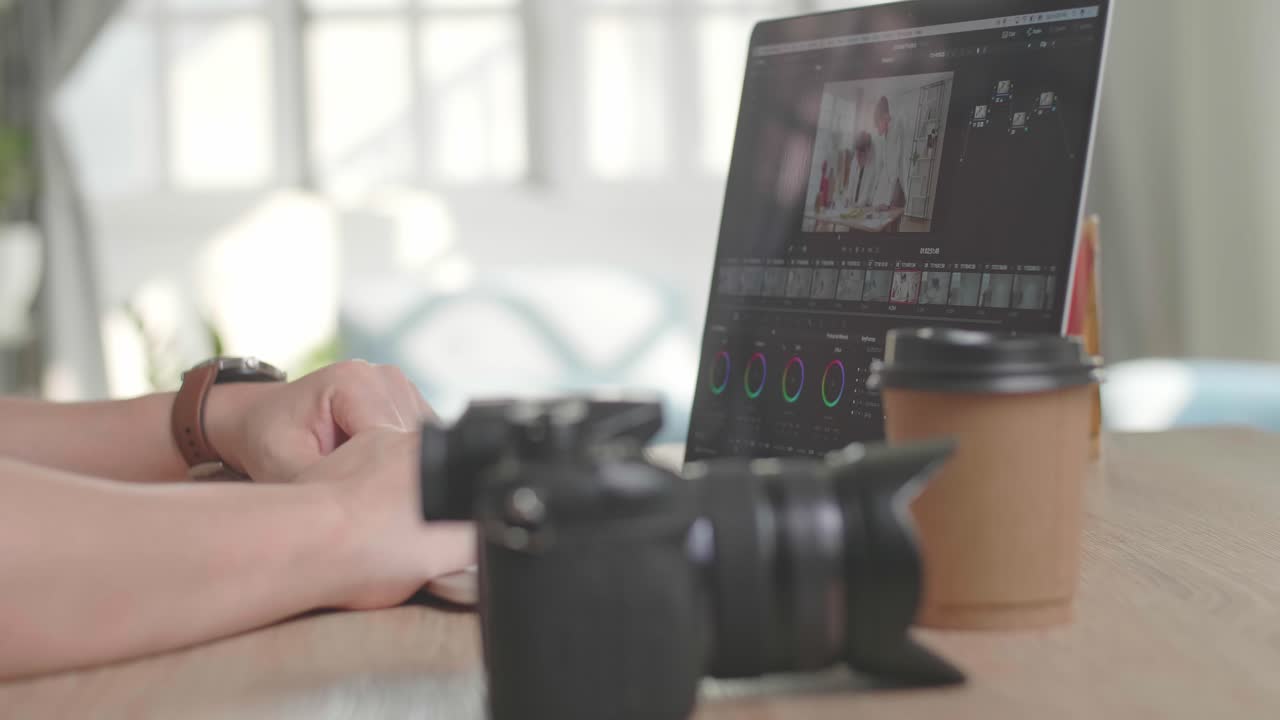Primo Piano Di Laptop Con Montaggio Video E Correzione Colore Di Filmati