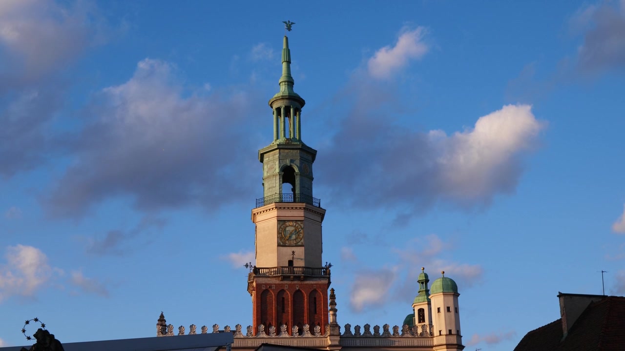 Il campanile del municipio di Poznan illuminato dal sole al tramonto. Polonia