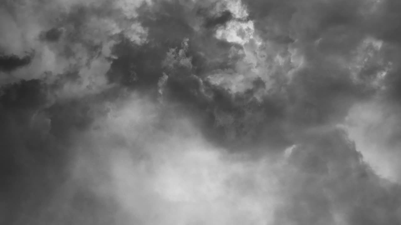 4k뇌우. 회색 구름 속의 번개