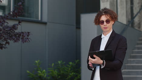 hombre de negocios feliz trabajo con documentos lectura de información documentos de negocios preparar informes financieros