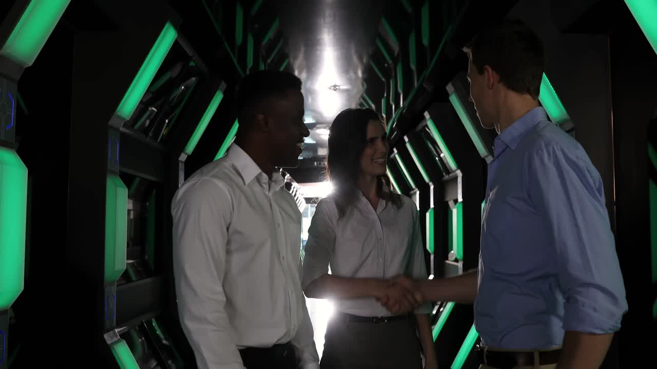 colegas de negocios estrechando la mano entre sí 4k