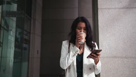 mujer joven en movimiento en la ciudad