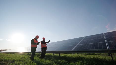 exame de módulos fotovoltaicos por um inspetor através de uma câmara de imagem térmica