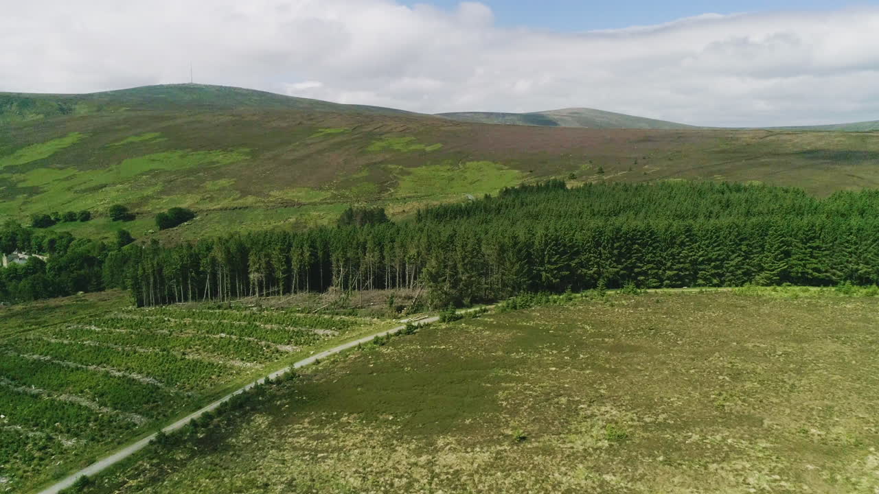 extensión montañosa serena de glencree irlanda, cielo nublado sobre tierras de cultivo y tala de bosques