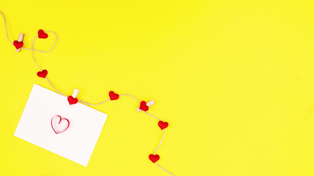 corazón latido en papel en un aro en una cuerda romántica con corazones para valentín en tema amarillo. detener el movimiento