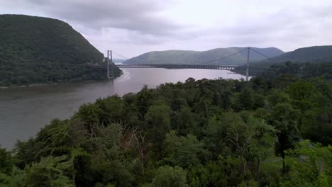 Empuje-De-La-Copa-Del-árbol-Hacia-El-Puente-Bear-Mountain-Cerca-De-West-Point-NY,-Nueva-York