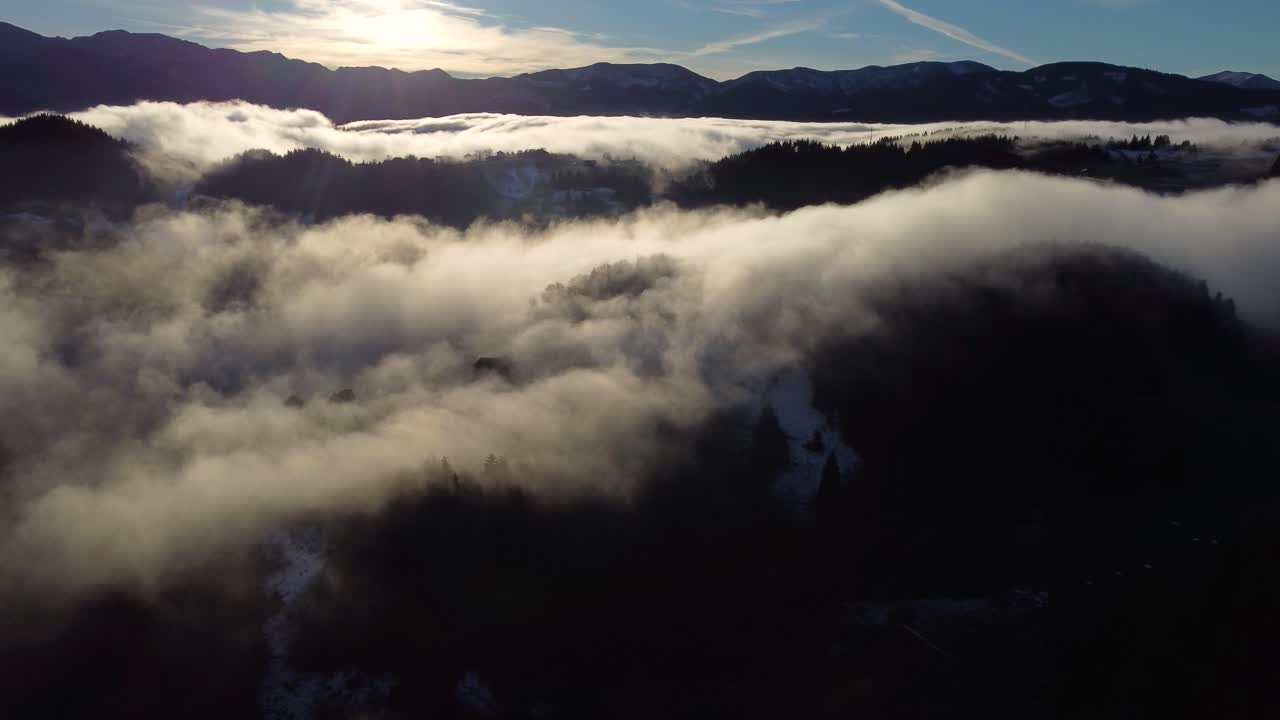 농촌 생활 방식과 자연의 아름다움을 보여주는 루마니아 산의 전통 마을 펀다타