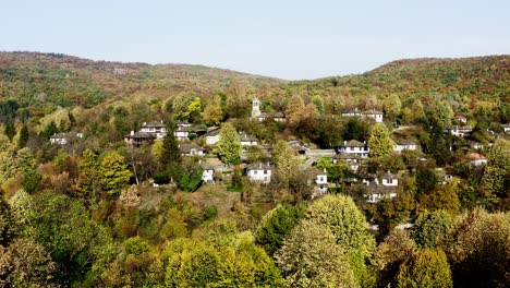 Malerischer-Herbstwald,-Rustikales,-Abgelegenes-Bulgarisches-Dorf,-Drohnenflug