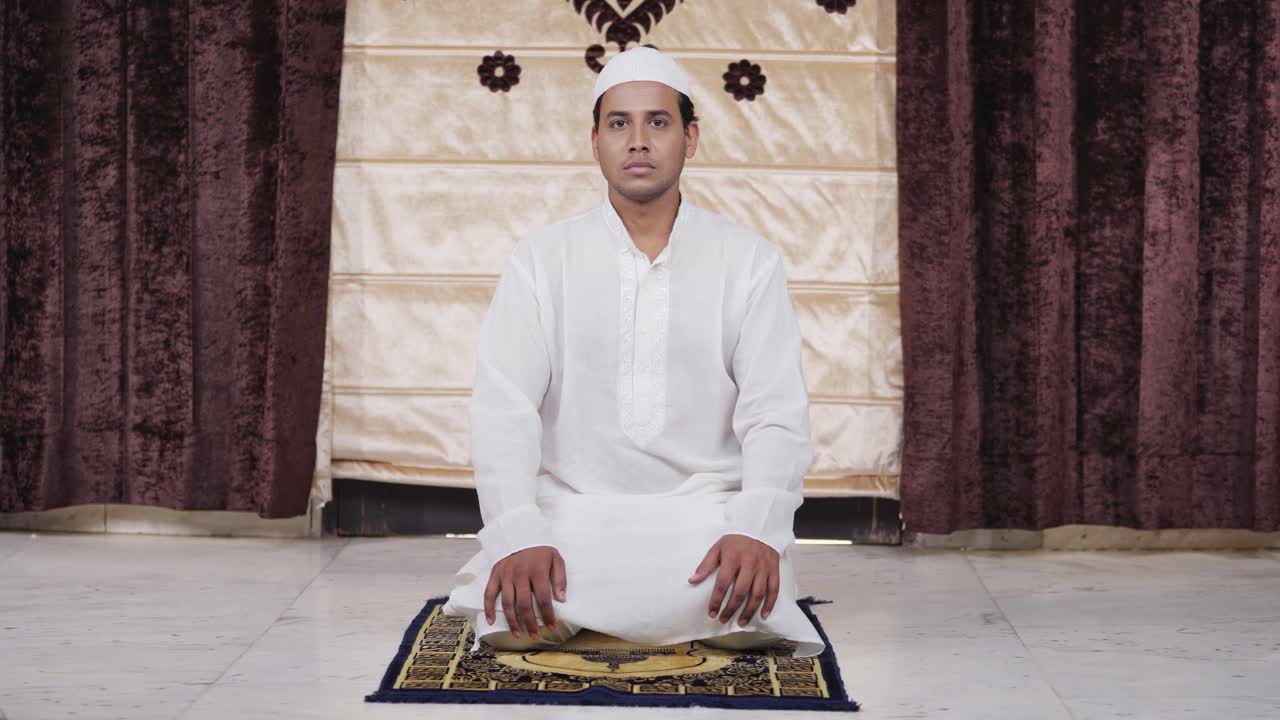 심각한 인도 무슬림 남자가 카메라를 쳐다보고 있습니다.