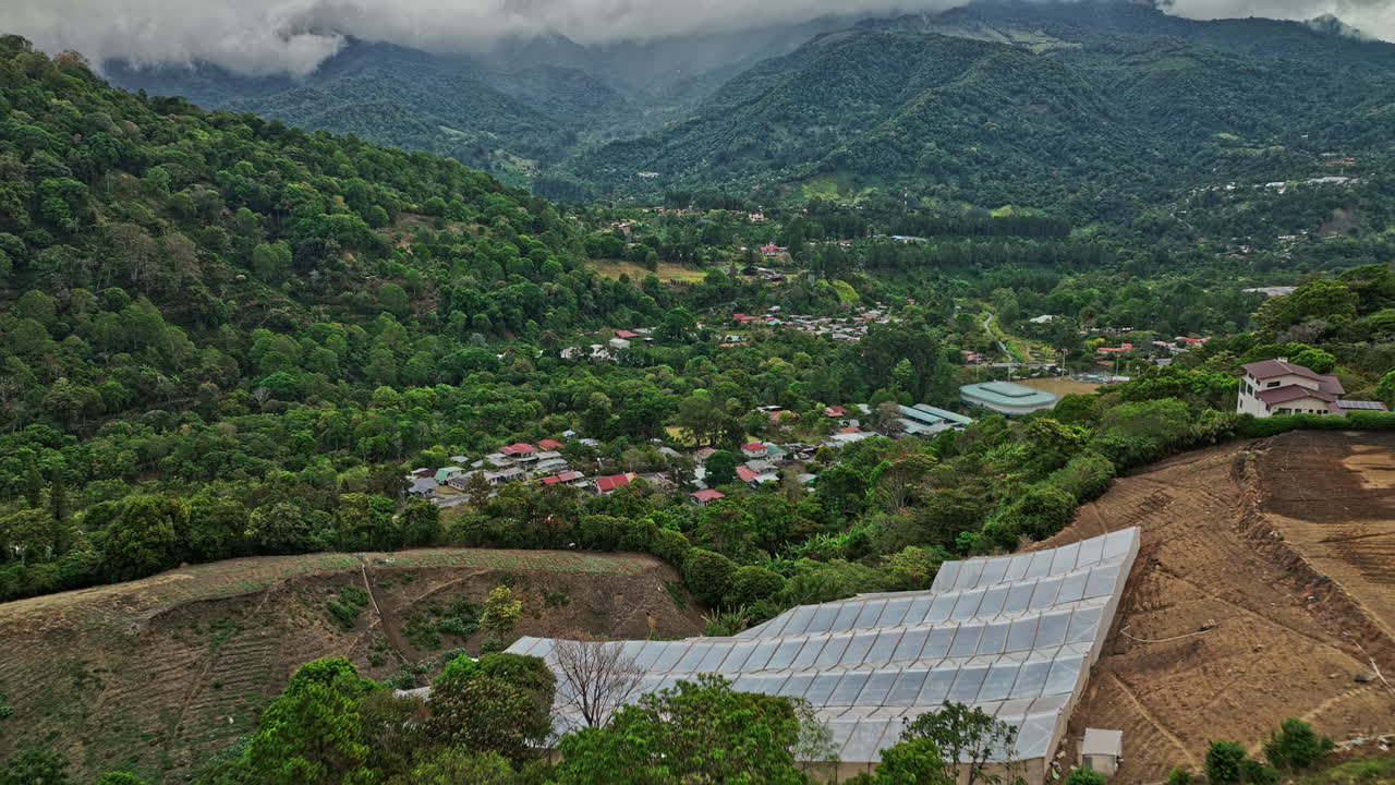 los naranjos panamá antena v5 sobrevuelo de bajo nivel del dosel de la jungla hacia la ciudad de las colinas con vista al barrio bajo lino con vista a la montaña en boquete, chiriquí - filmado con cine mavic 3 - abril de 2022
