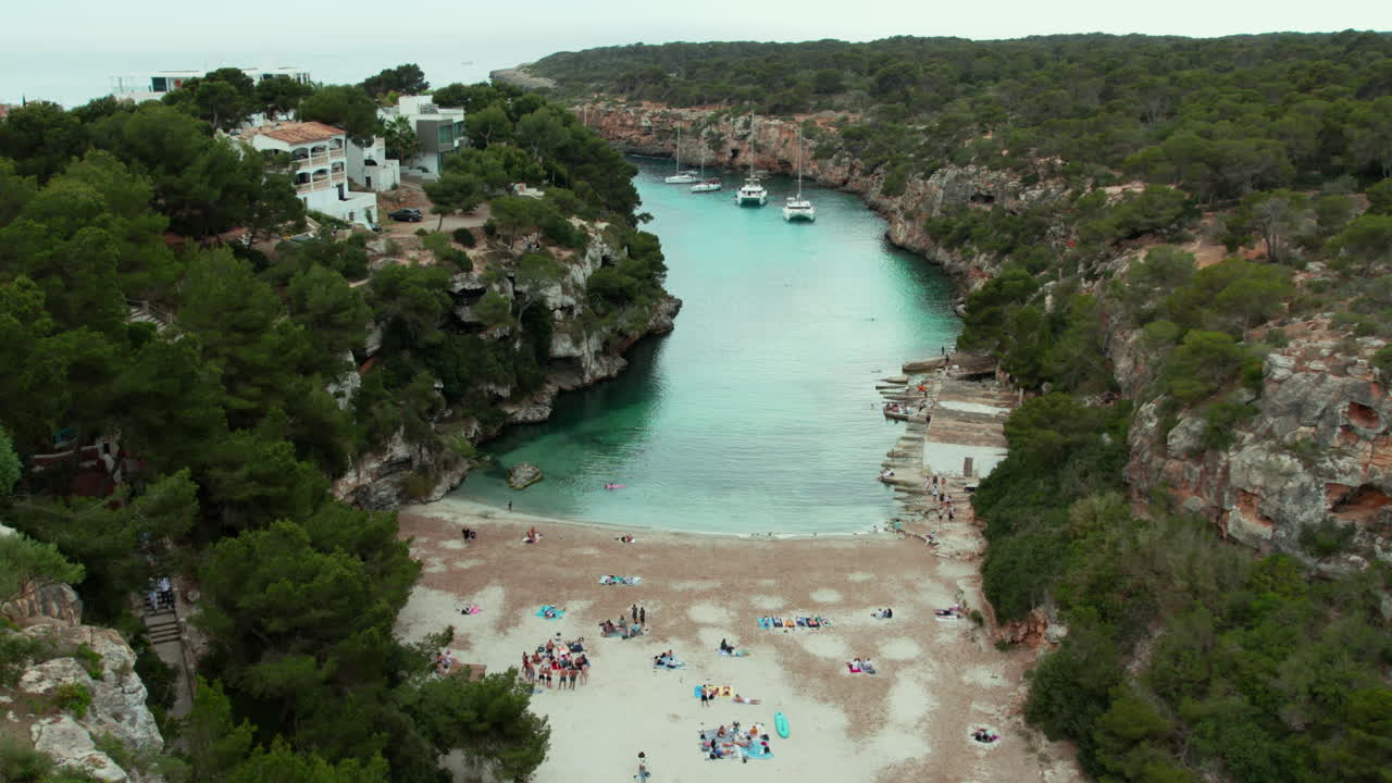 Turister på paradisstranden Playa Cala Pi Naturreservat på Mallorca, Spanien