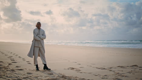 Ruhige-Frau,-Die-An-Einem-Leeren,-Ruhigen-Strand-über-Das-Meer-Blickt.-Nachdenkliches-Model-Posiert-Am-Meer