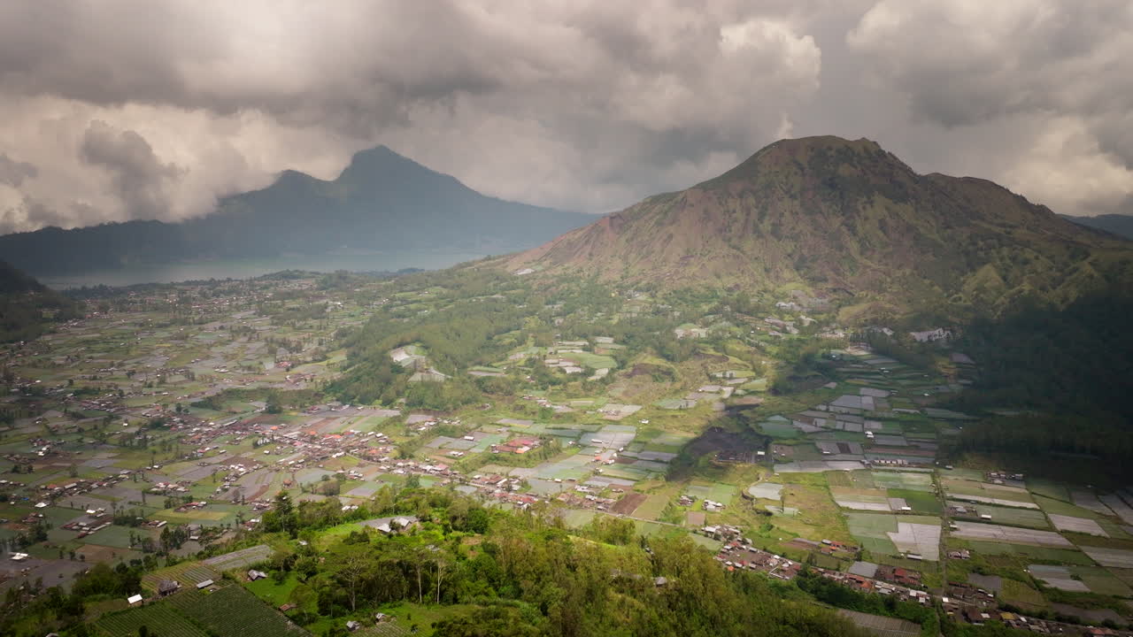 mal tiempo sobre el monte batur o gunung batur volcán activo en la isla de bali, indonesia