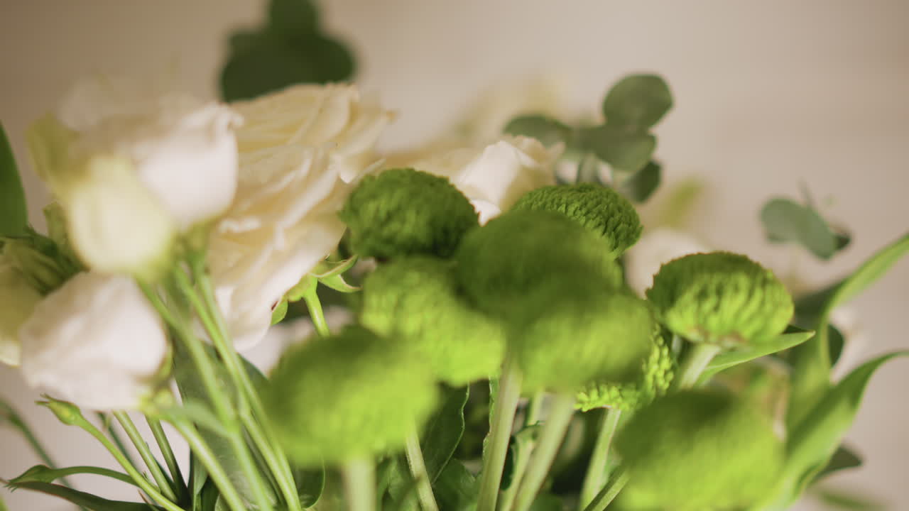 Livlig køkkenbuket af grønne pomponblomster og hvide blomster på køkkenbordet, tekstureret løv med lavt fokus, frisk borddekoration, morgenlys og levende hjemmestemning, kokkens midtpunkt.