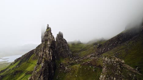 volando de cerca más allá de las rocas afiladas y dentadas, toma aérea cinematográfica de 4k, gran escocia