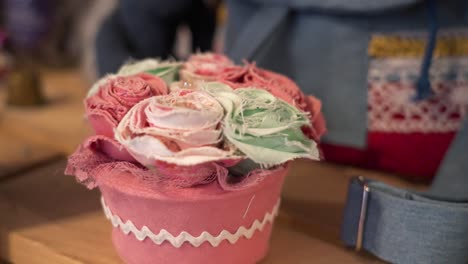 ramo hecho a mano de rosas de tela con colores pastel suaves con fines decorativos