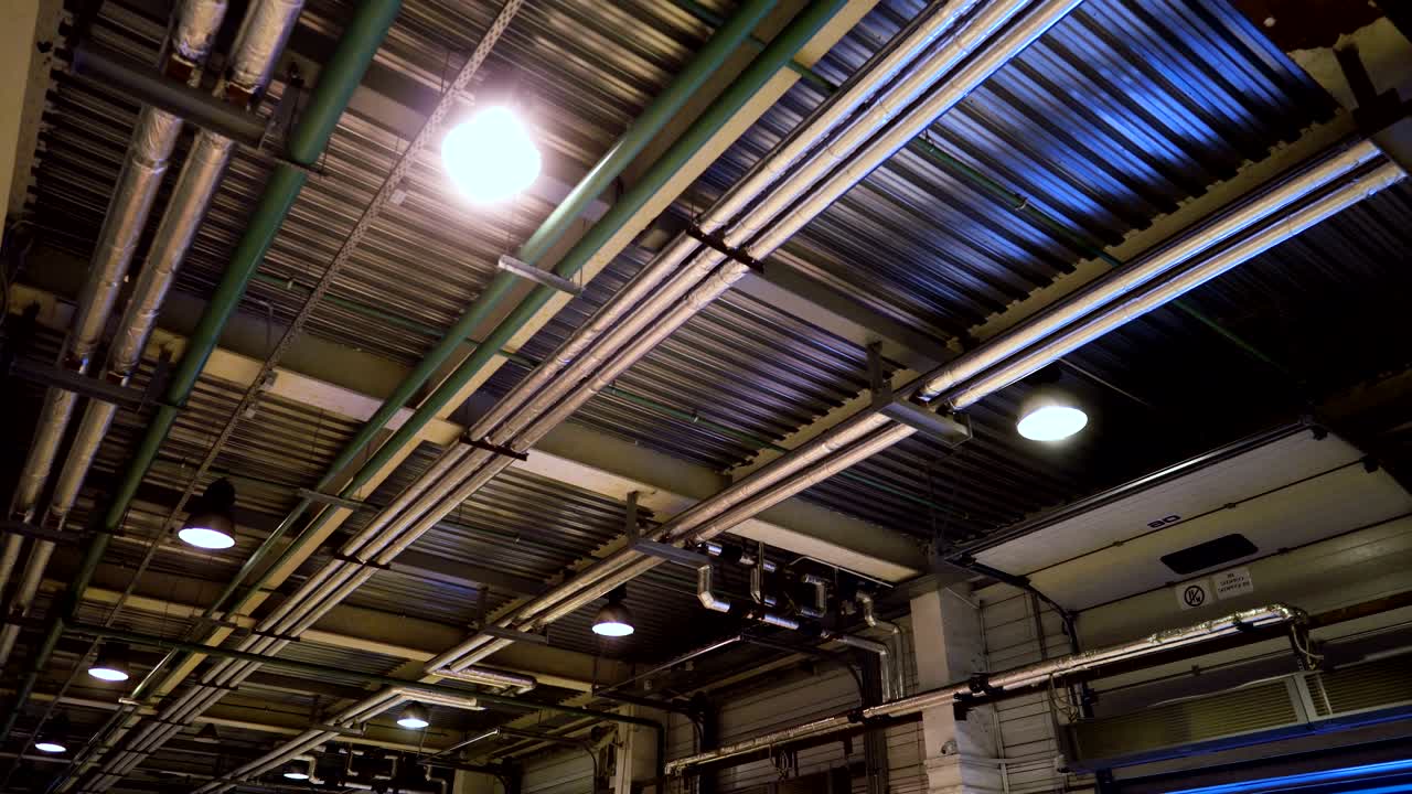 tuberías de calefacción industriales bajo el techo u otras tuberías de comunicaciones domésticas en plantas modernas.