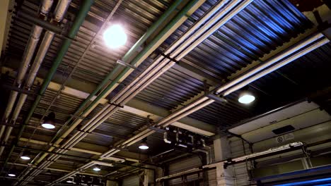 tuberías de calefacción industriales bajo el techo u otras tuberías de comunicaciones domésticas en plantas modernas.