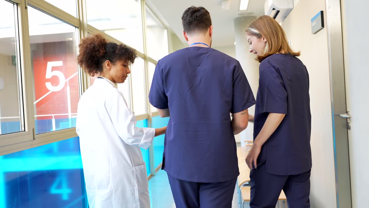 병원 복도에 있는 의료 전문가