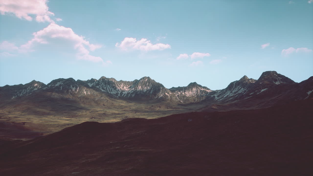 cordillera con picos cubiertos de nieve