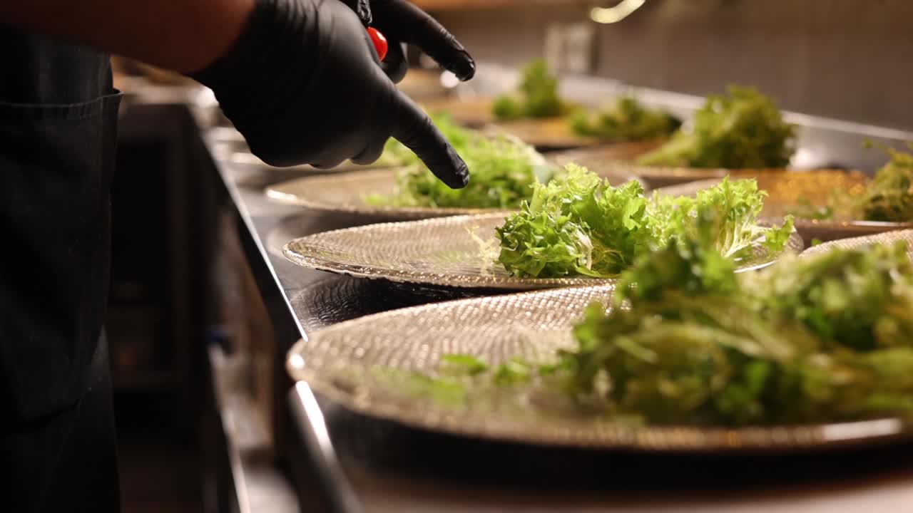 chef preparando ensaladas para una comida