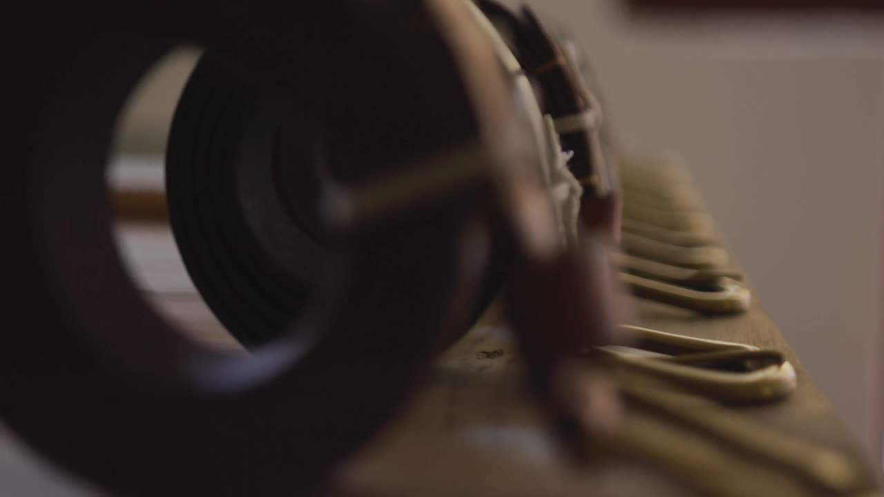 primer plano de cinturones de cuero listos para usar forrados en un taller de cuero