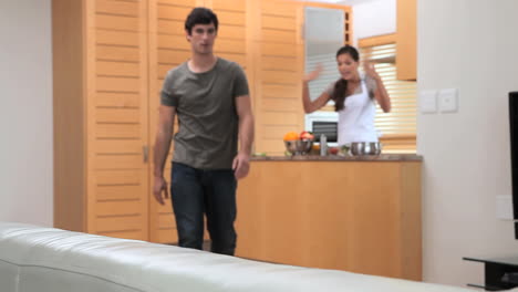 pareja peleando juntos