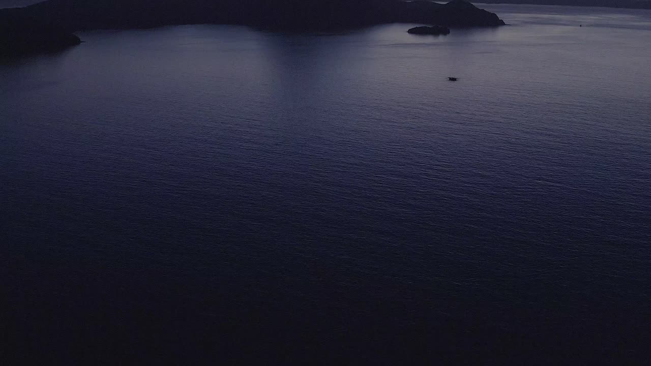 imágenes aéreas de la isla de padar al atardecer, conocida por sus escarpadas colinas y hermosas playas de arena virgen