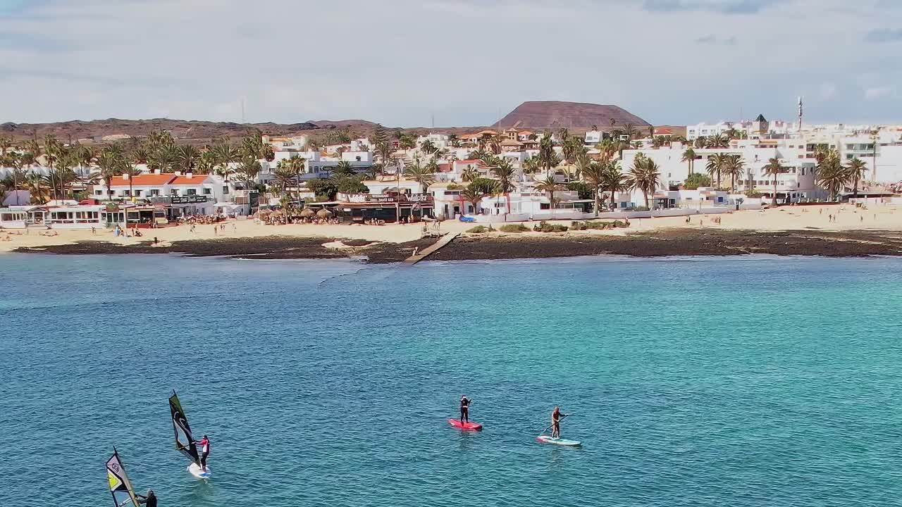 Attività di surf nell'oceano alle Isole Canarie in Spagna